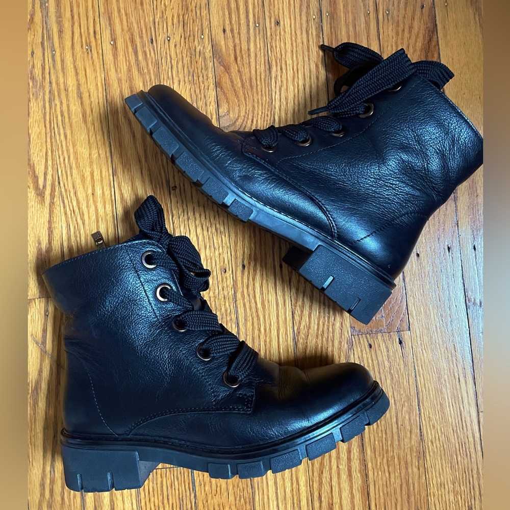 Ara Chunky Lace Up Leather Bootie | Wool Lined | Size 8 | Excellent condition!